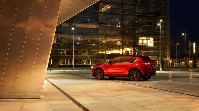 Ein roter Mazda CX5 parkte vor einigen modern aussehenden Gebäuden