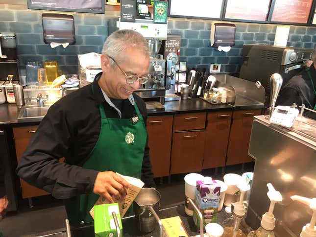 El barista Miguel Ángel Martínez Sarmiento en un Starbucks vierte leche en una lata en la Ciudad de México.