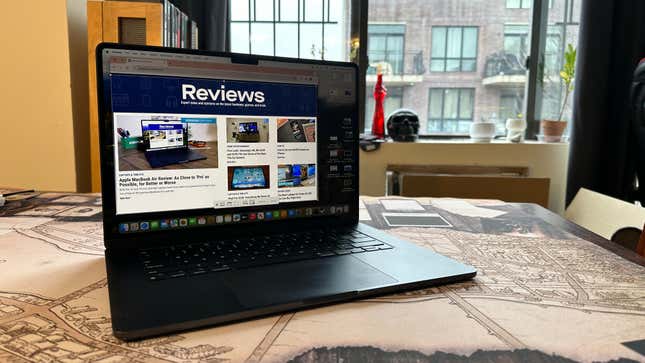 جهاز MacBook Air باللون الأسود يعرض شاشة بها شريط أدوات تسجيل الشاشة.