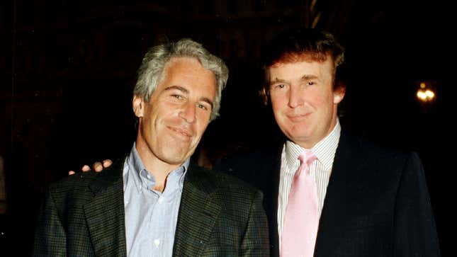 Portrait du financier américain Jeffrey Epstein (à gauche) et du promoteur immobilier Donald Trump alors qu’ils posent ensemble dans le domaine de Mar-a-Lago, à Palm Beach, en Floride, en 1997.