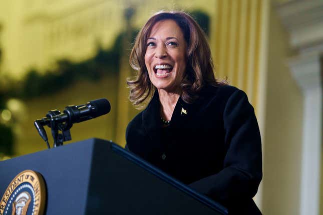 Vizepräsidentin Kamala Harris während des Feiertagsempfangs des Democratic National Committee in Washington, D.C., USA, am Sonntag, 15. Dezember 2024. Bidens 400 Milliarden Dollar schwere Grüne Bank hat nur noch wenige Wochen Zeit, um Milliardengeschäfte zur Finanzierung grüner Technologien abzuschließen, bevor sie die Schlüssel an die Trump-Regierung übergibt.