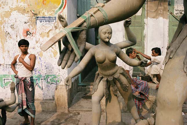 Raghubir Singh. Barber and Goddess Kali, Calcutta, West Bengal, 1987.