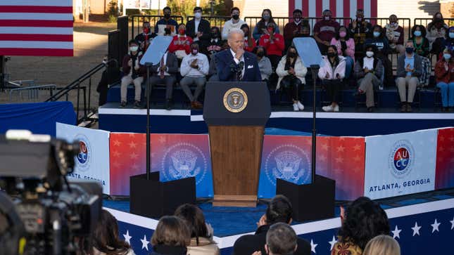 ATLANTA, GA – 11. JANUAR: US-Präsident Joe Biden spricht am 11. Januar 2022 in Atlanta, Georgia, zu einer Menschenmenge im Atlanta University Center Consortium, das sowohl zum Morehouse College als auch zur Clark Atlanta University gehört. Biden und Vizepräsidentin Kamala Harris hielten Bemerkungen zum Wahlrecht. slation. Georgia stand im Brennpunkt der Wahlgesetzgebung, nachdem der Staat bei den Wahlen 2020 zum ersten Mal s fast 30 Jahren demokratisch gewählt hatte. In Folge dazu verabschiedete das Repräsentantenhaus von Georgia das Gesetz House Bill 531 zur Beschränkung der Wahlzeiten und der Aufgabe von Briefkästen und zur Verpflichtung eines amtlichen Ausweises bei der Briefwahl per Post.