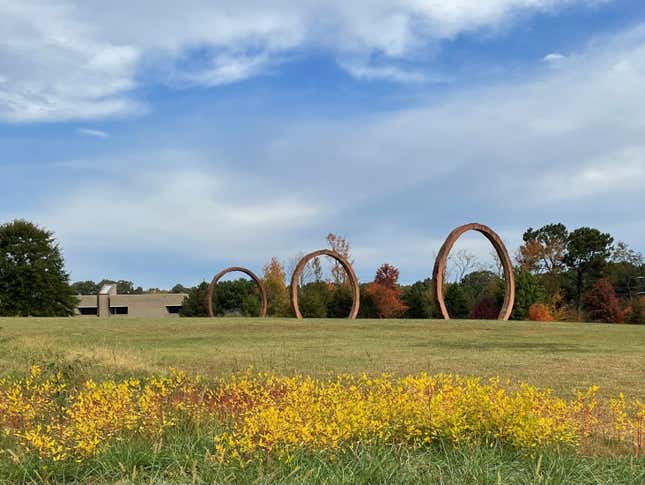 Bild des Ann and Jim Goodnight Park im North Carolina Museum of Art mit Gyre von Thomas Sayre.