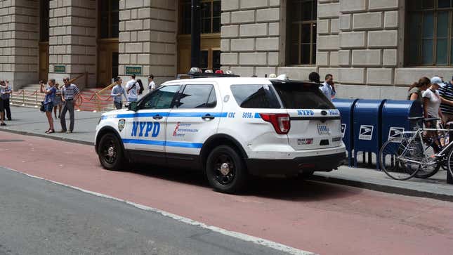 Un Ford Explorer Interceptor Utility du NYPD garé dans la voie de bus.