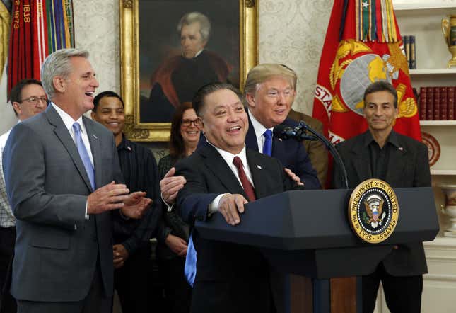 Hock Tan, directeur général de Broadcom, centre, s’exprime au bureau Oval en 2017. Tan a dit que la société retournerait son siège  aux États-Unis depuis Singapour, ce qui rapporterait 20 milliards de dollars de revenus au pays. 