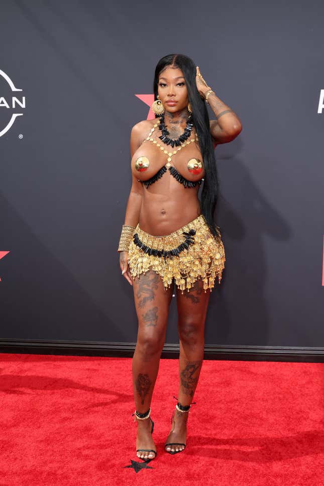 Image for article titled BET Awards 2022: Red Carpet Looks