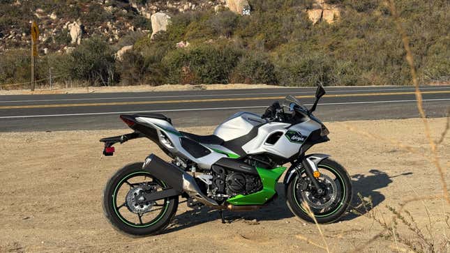 Image for article titled 2025 Kawasaki Ninja 7 Hybrid Is So Close To Being A Great Motorcycle