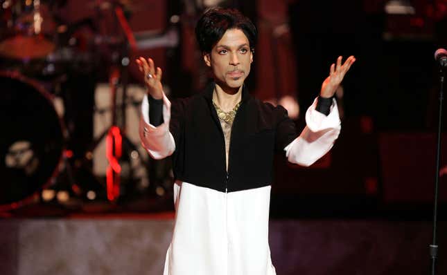 LOS ANGELES, CA - 19 MARS : Le musicien Prince est vu sur scène aux 36e NAACP Image Awards au Dorothy Chandler Pavilion le 19 mars 2005 à Los Angeles, Californie. Prince a reçu le Vanguard Award.