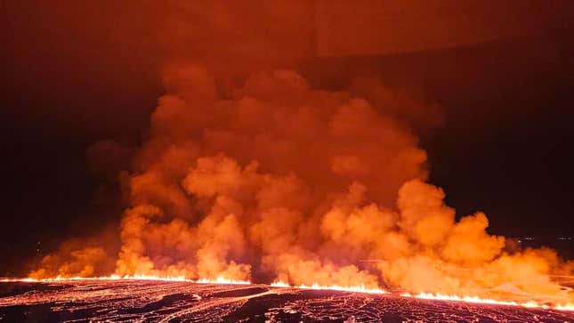 Image for article titled Photos Show Wall of Fire and Smoke in Iceland&#39;s Latest Eruption