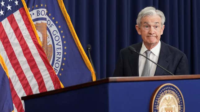 El presidente de la Fed, Jerome Powell, llega al podio para celebrar una conferencia de prensa