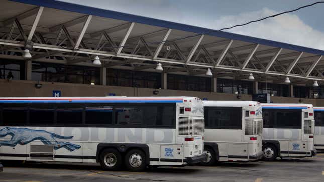 Una foto de autobuses Greyhound en una estación. 