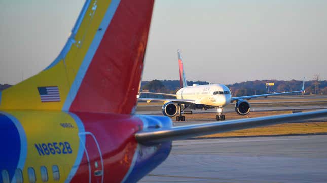 Un avion de Delta Air Lines et un avion de Southwest Airlines