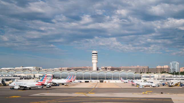 Image de l'article intitulé L’aéroport national Reagan a reçu des milliers de plaintes provenant d’un seul foyer.