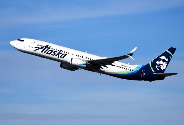 La fusion entre Alaska Airlines et Hawaiian Airlines renforcerait la concurrence dans le secteur, selon le gouverneur d’Hawaï Josh Green. 