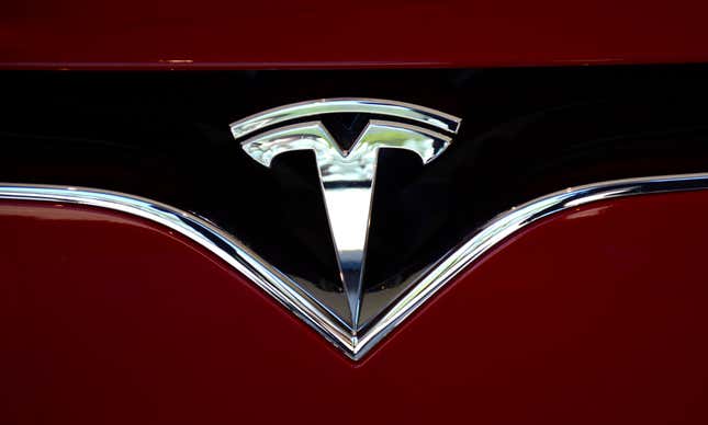 Tesla stellte seine Technologie zum Einholen von Fahrzeugen erst im Jahr 2019 vor und wurde dafür berüchtigt, dass es nicht  gelang , Objekte auf der Straße zu erkennen.