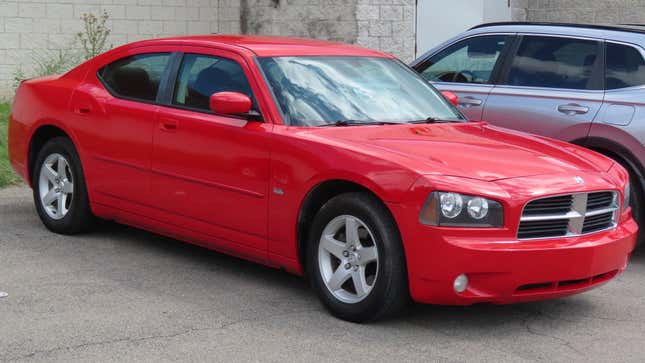 Ein roter 2010 Dodge Charger