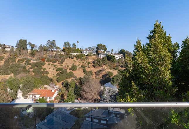 Imagen para el artículo titulado Dentro de la antigua mansión de Chris Brown en Los Ángeles, ¡ahora a la venta!