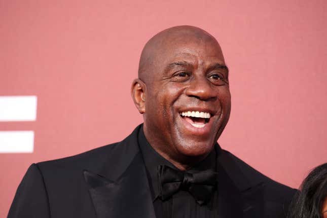 Après 12 saisons incroyables avec les Lakers de Los Angeles, Magic Johnson aurait pu profiter de sa retraite pour bien faire n’importe quoi. Mais depuis qu’il a arrêté de jouer au basket, il continue de progresser dans le monde des affaires.