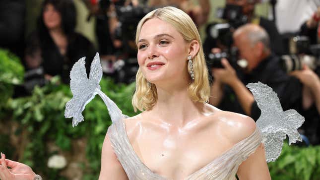 Met Gala'da görülen Elle Fanning, Predator serisine katılıyor.