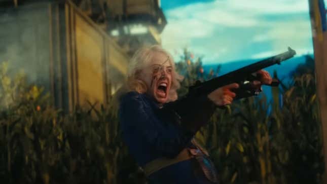 Una señora con un tenedor en el ojo dispara un arma mientras grita.
