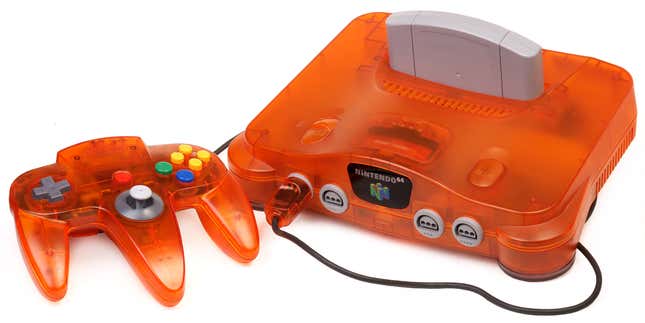 Un N64 orange repose sur une surface blanche. 