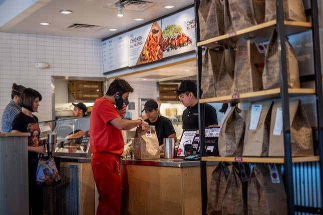 Kunden bestellen Essen bei Chipotle in Austin, Texas. 