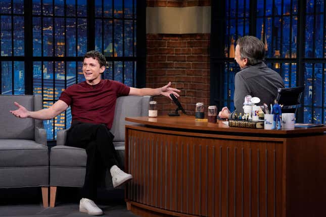 Tom Holland muestra su cerveza sin alcohol durante una aparición en Late Night with Seth Meyers.