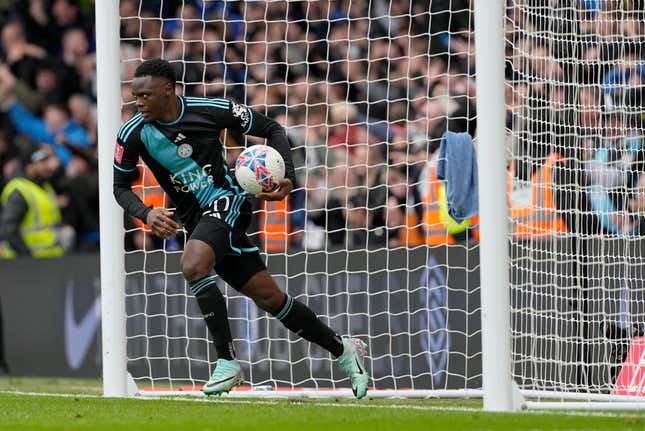 Leicester City&#39;s Patson Daka runs back with the ball after Chelsea&#39;s Axel Disai scored an own goal during the FA Cup quarterfinal soccer match between Chelsea and Leicester City at Stamford Bridge in London, Sunday, March 17, 2024. (AP Photo/Dave Shopland)