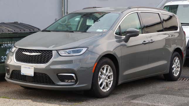 A 2022 Chrysler Pacifica facelift photographed in Floral Park, New York, USA