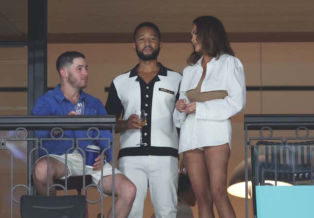 Nick Jonas (à gauche) s’entretient avec John Legend et Chrissy Teigen lors des qualifications féminines de gymnastique artistique le deuxième jour des Jeux Olympiques de Paris 2024 à Bercy Arena le 28 juillet 2024 à Paris, en France