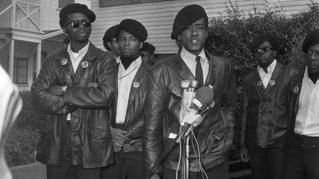 Image de l'article intitulé Quoi ? Pourquoi les anciens membres des Black Panthers croient-ils qu’ils sont toujours surveillés par le FBI après plus de 50 ans