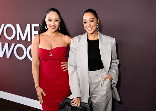 Tamera Mowry und Tia Mowry bei Essence Black Women in Hollywood, das am 7. März 2024 im Academy Museum of Motion Pictures in Los Angeles, Kalifornien, stattfindet.