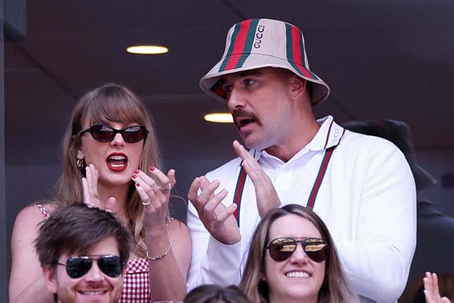 Lifestyle Taylor Swift wearing her custom Wove tennis bracelet while attending the US Open with Travis Kelce on September 8, 2024. 