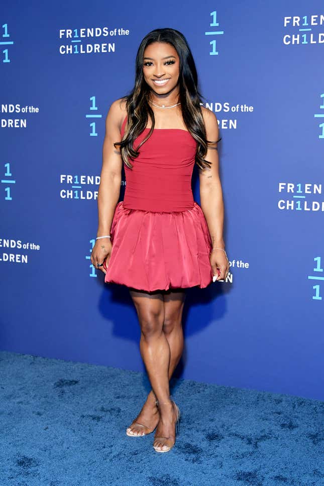 Simone Biles assiste au gala du 30e anniversaire des Friends Of The Children à l’hôtel Casa Del Mar le 24 octobre 2024 à Santa Monica, en Californie.