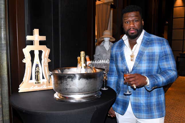 Curtis « 50 Cent » Jackson III pose avec des bouteilles de Le Chemin du Roi alors que Haute Living célébre 50 Cent avec Wrist Aficionado et Rolls-Royce Motor Cars au Setai Miami Beach le 27 février 2021 à Miami Beach, Floride.