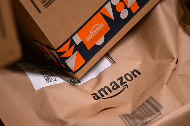 Ein Paket zum Versand im Amazon-Verteilungszentrum in Horn-Bad Meinberg, Deutschland, am 9. Dezember 2024. 