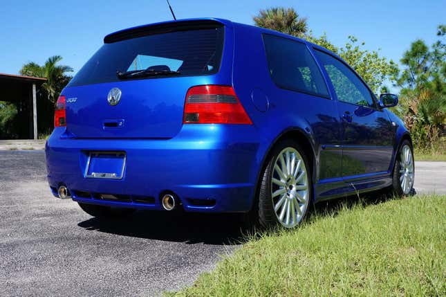 Image for article titled A Tragically Barely Driven 2004 Volkswagen R32 Is Up For Sale