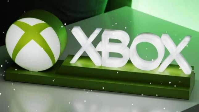 Kar yağdığında bir Xbox tabelası yanıyor. 
