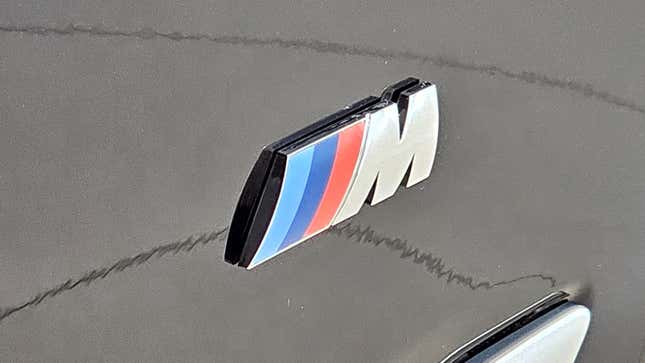 Una insignia de BMW en un coche negro