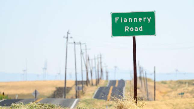 Un panneau routier est affiché à proximité d’une parcelle de terrain récemment achetée par Flannery Associates près de Rio Vista, en Californie, le 15 septembre 2023.