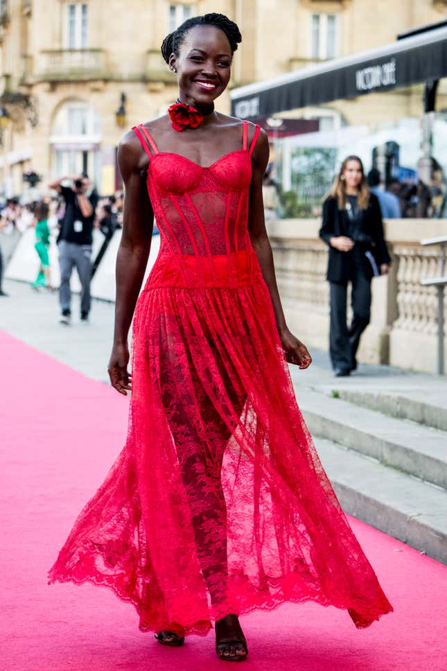  Lupita Nyong’o besucht die Premiere von „Der wilde Roboter“ (Robot Salvaje) während des 72. San Sebastian Filmfestivals im Teatro Victoria Eugenia am 22. September 2024 in San Sebastian, Spanien.