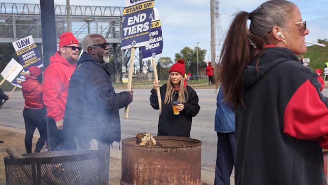 Image for article titled Auto Worker&#39;s Plan Is New Strikes At Any Moment