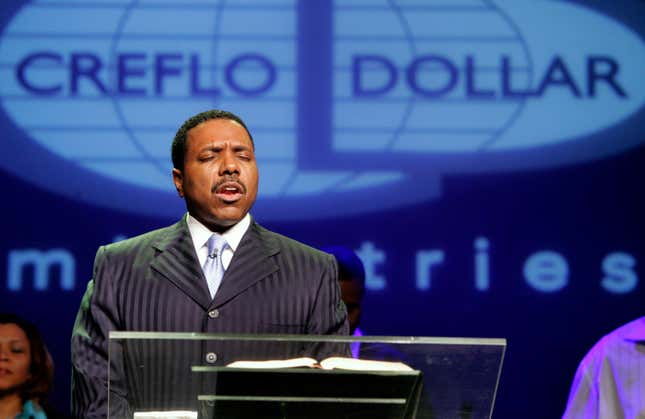 Dr. Creflo Dollar leads his congregation in a prayer during his ministry’s all-day sermon and workshop for worshippers in Oakland, Calif. on Friday, September 22, 2006. PAUL CHINN/The Chronicle **Creflo Dollar