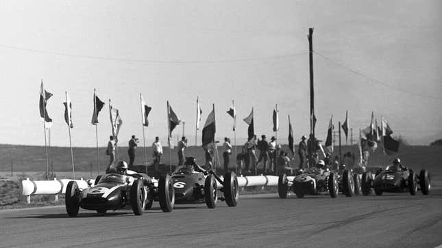 Una fotografía en blanco y negro de autos de F1 en el Riverside International Raceway. 