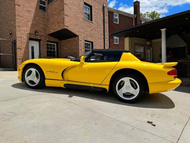 Image for article titled At $42,000, Could This 1994 Dodge Viper RT/10 Get You To Bite?