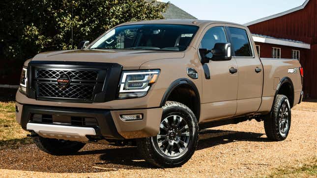 Une photo d’un pick-up Nissan Titan beige. 