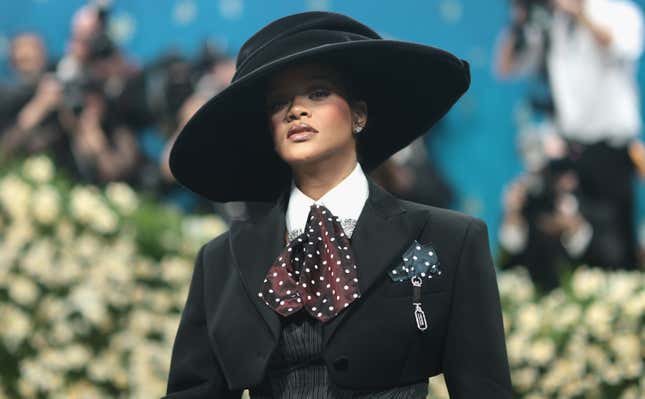 NEW YORK, NEW YORK - 5 MAI : Rihanna assiste au Met Gala 2025 célébrant « Superfine: Tailoring Black Style » au Metropolitan Museum of Art le 5 mai 2025 à New York.