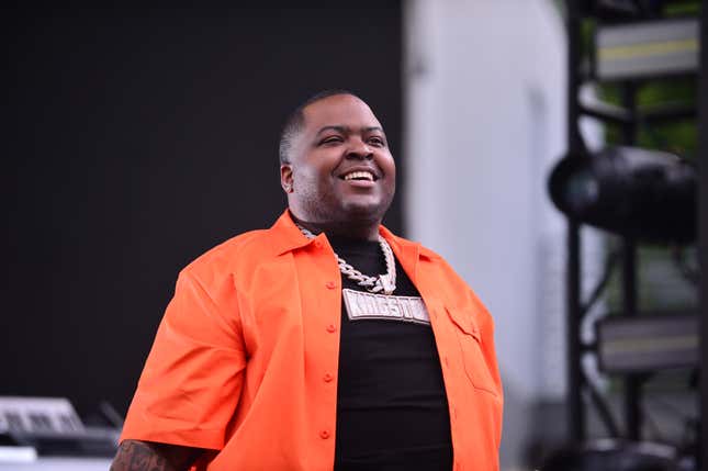  Sean Kingston performs live on stage during “Hot Summer Night” concert at FPL Solar Amphitheater at Bayfront Park on June 3, 2023 in Miami, Florida.