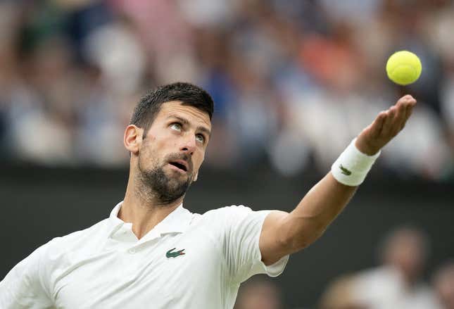 14. Juli 2023;  London, Vereinigtes Königreich;  Novak Djokovic (SRB) wirft den Ball zum Aufschlag während seines Spiels gegen Jannik Sinner (ITA) am 12. Tag im All England Lawn Tennis and Croquet Club.